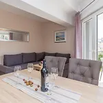 Apartament Island Mihaela