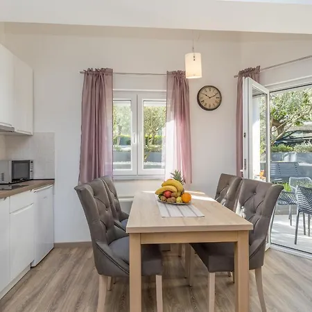 Apartment Island Mihaela *