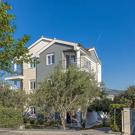 Island Mihaela * אוקרוג גורניי