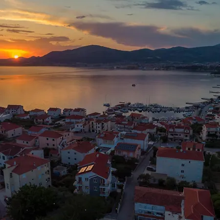 Island Mihaela Apartment *