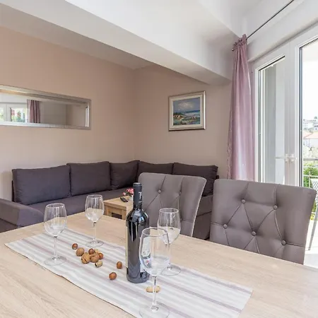 Apartment Island Mihaela
