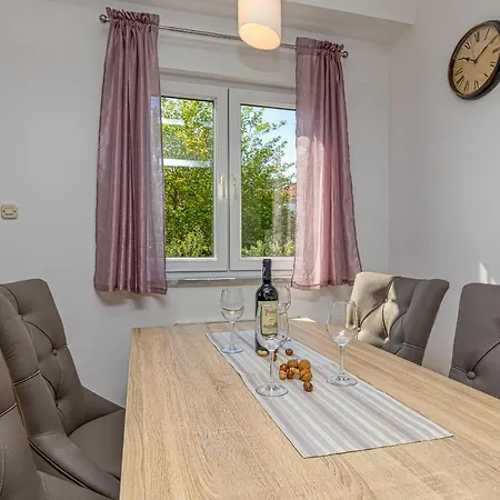 Island Mihaela Apartment