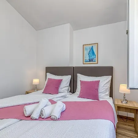 Island Mihaela * Okrug Gornji