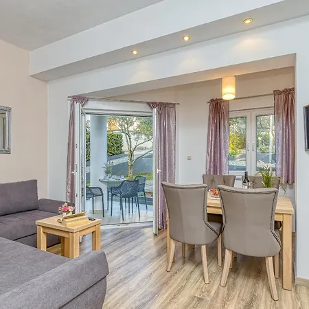 Apartment Island Mihaela