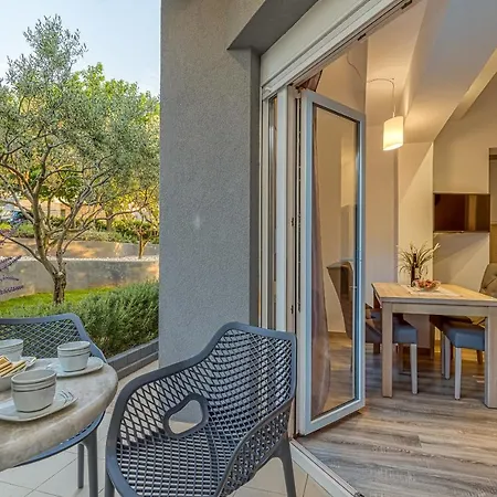 Island Mihaela 奥库格哥恩基