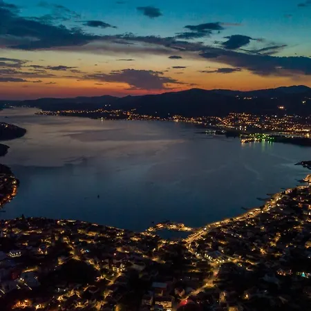 Island Mihaela 公寓