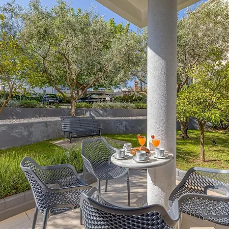 Island Mihaela Apartment