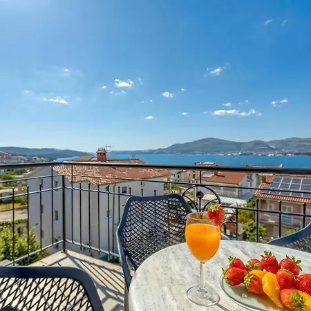 Island Mihaela Апартаменти