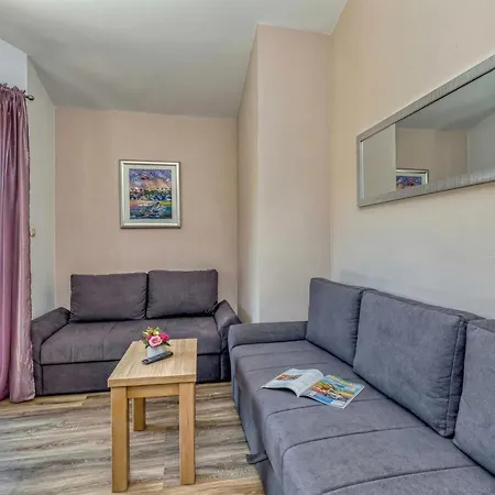 Island Mihaela Апартаменти
