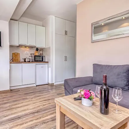 Island Mihaela Апартаменти