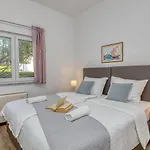 Apartment Island Mihaela