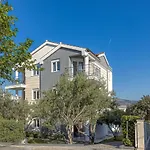 Island Mihaela * Okrug Gornji