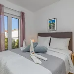 Island Mihaela Apartment *