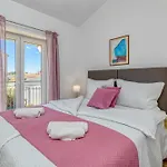 Island Mihaela Apartment *