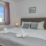 Island Mihaela Apartment *