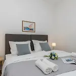 Apartment Island Mihaela