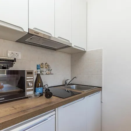 Island Mihaela Apartman