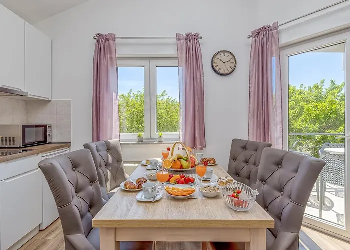 Island Mihaela Апартаменты *